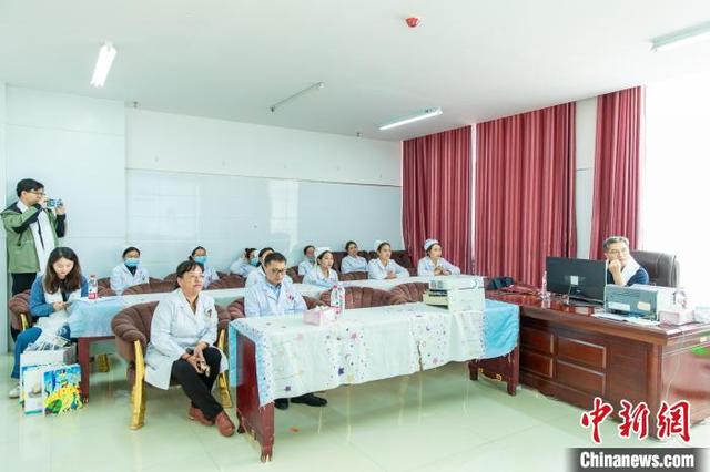 上海医疗团队在青海果洛草原发起“爱在身边-心启航”公益活动 图2