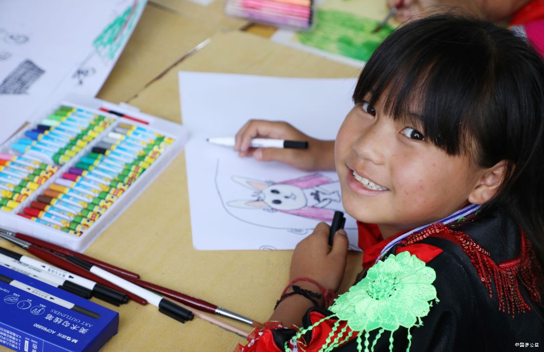 助力乡村美育_接力爱心公益_万家携手伊利让美好持续流动 图3