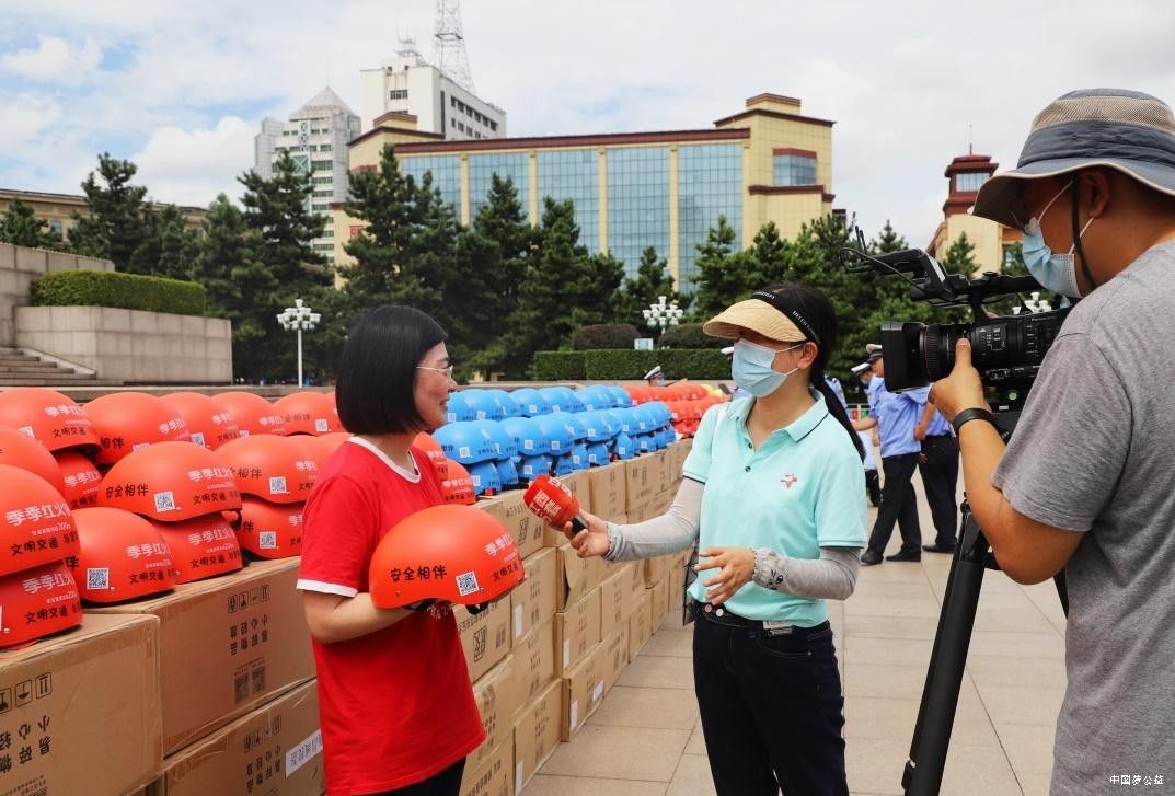 南昌市民安全出行第一只头盔，也许就是季季红火锅公益捐赠 图5