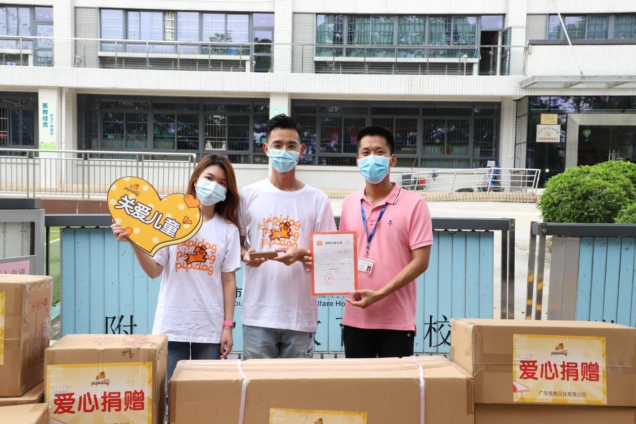 将爱传递_皮皮狗用爱守护成长 图1