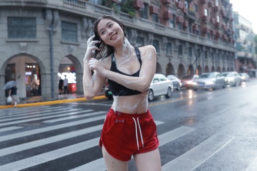 “为上海搓澡”，杨烨炘又一行为艺术火了 图1