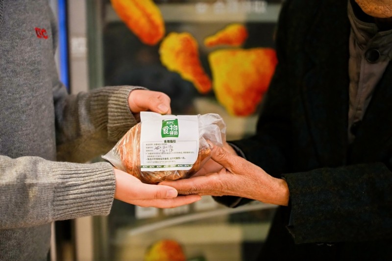 肯德基食物驿站五周年特别行动温暖启程：__百份余量美食，送进杭州社区老人与困难家庭手中 图3