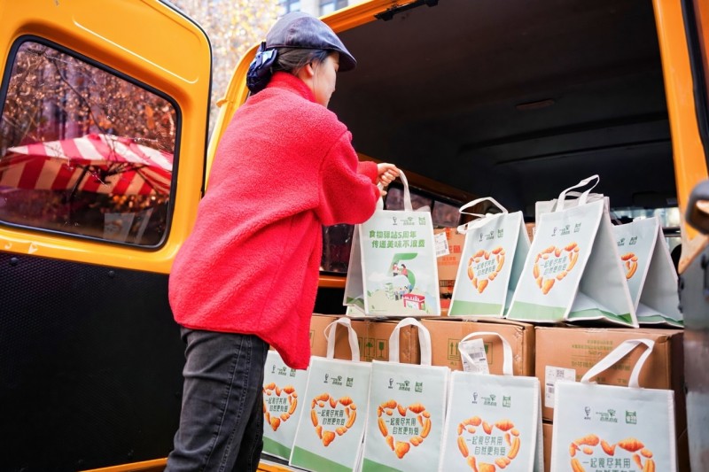 肯德基食物驿站五周年特别行动温暖启程：__百份余量美食，送进杭州社区老人与困难家庭手中 图5