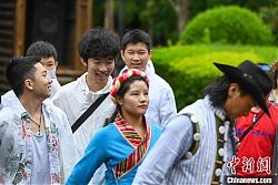 美国华裔青少年走进云南民族村 感受多彩民族风情