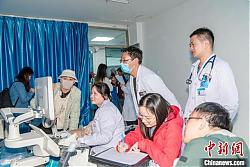 上海医疗团队在青海果洛草原发起“爱在身边-心启航”公益活动