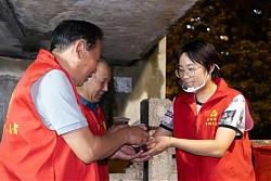 “汛线”直击｜以真情回馈真心 余杭“溪塔嫂子”和志愿者为平安守护者们送上暖心问候