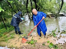 防汛抢险显担当 万景村党员志愿者火速封堵围堰