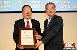 李德仁院士应邀受聘为中国科技馆专家志愿者并作科普讲座